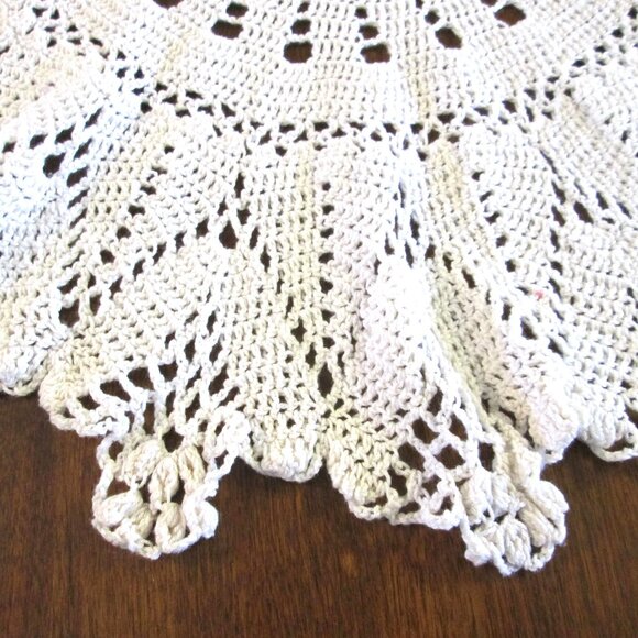 Vtg large 22"(56cm)round crocheted ecru white cotten table doily 22"(56cm) x 22" - Picture 3 of 11